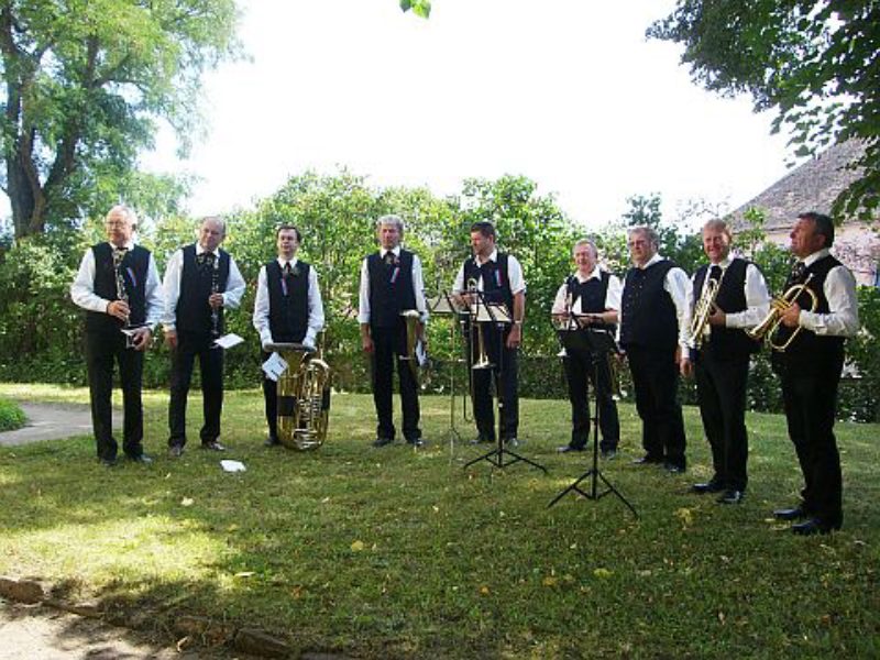 Neppendorfer Musikanten in Tracht vor der Kirche. ...