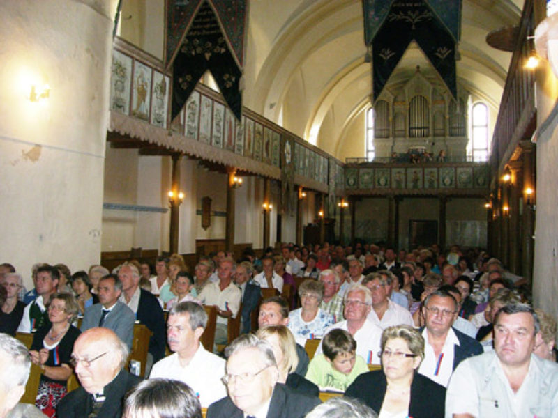 Festgottesdienst in der evangelischen Kirche in ...