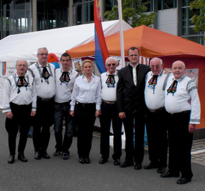 Pfarrer Zey vor dem Festzelt der HOG Obereidisch ...