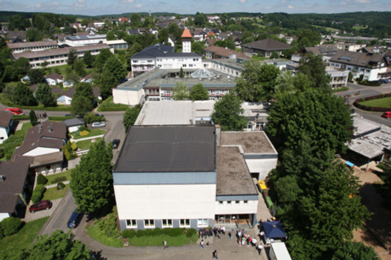 Das siebenbrgische Kulturhaus (vorne) und ...