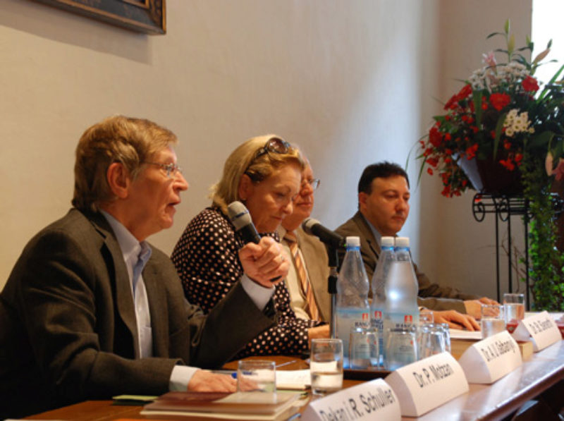 Podiumsdiskussion: Sie versuchen die Aufarbeitung ...