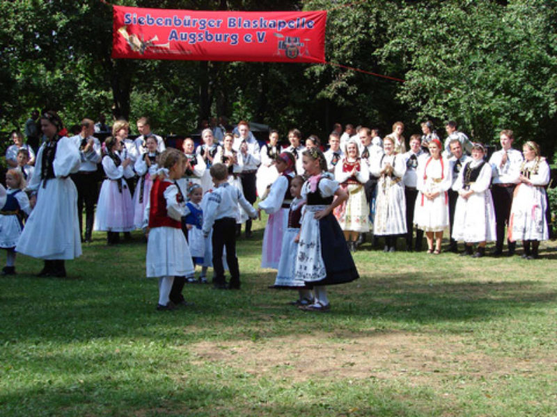 Kinder-, Jugend- und Tanzgruppe Augburg mit der ...