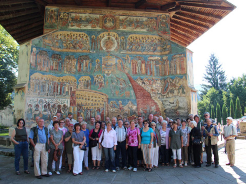 Traunreuter Reisegruppe beim imposanten Kloster ...