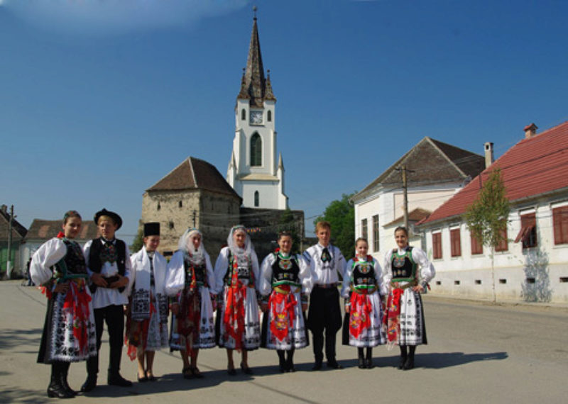 Trachtentrger vor dem Kirchgang beim Urweger ...