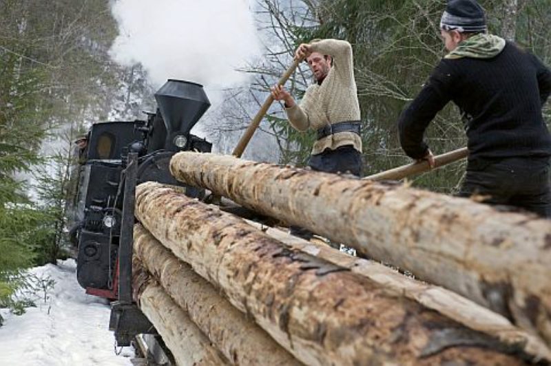 Hndischer Holzverlad auf die Eisenbahnwagen, ...