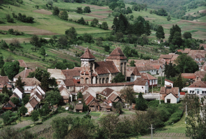 Blick auf Wurmloch mit der Kirchenburg, die im ...