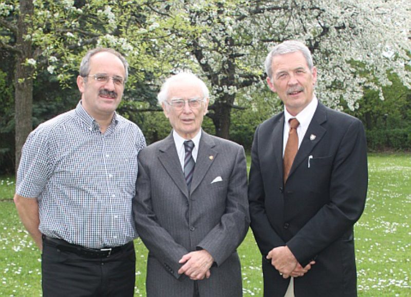 Der Historiker Harald Zimmermann, flankiert von ...