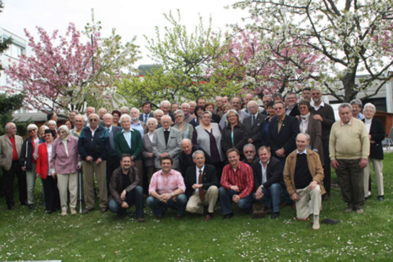 Gruppenbild mit zahlreichen begeisterten Zuhrern ...