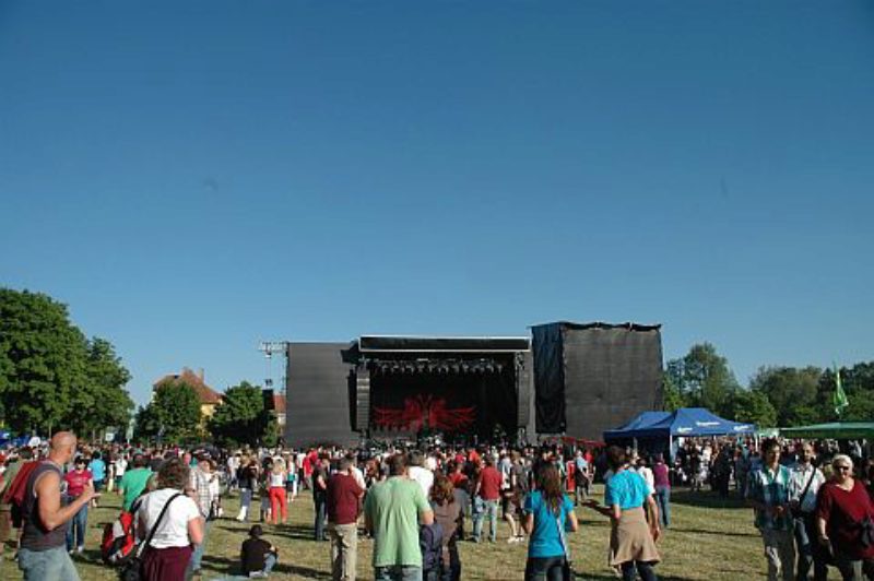 Buntes Treiben auf der Schwedenwiese vor dem ...