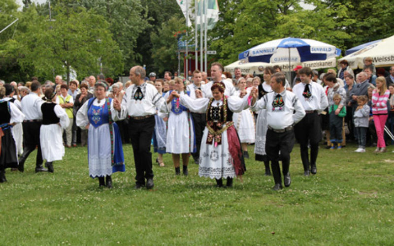 Aufmarsch der Trachtentrger beim Kronenfest in ...