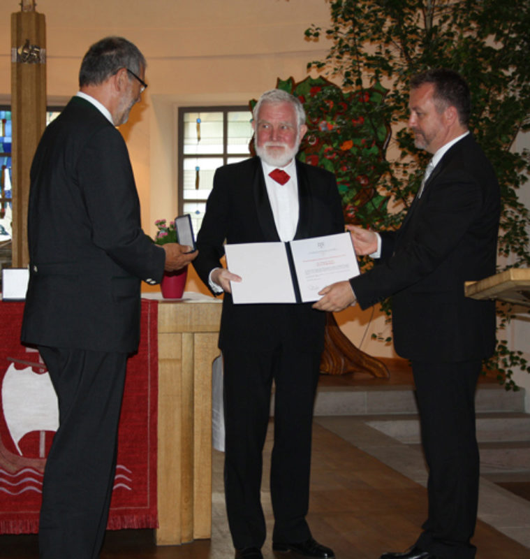 Gert Fabritius (Mitte) nimmt den Kulturpreis von ...