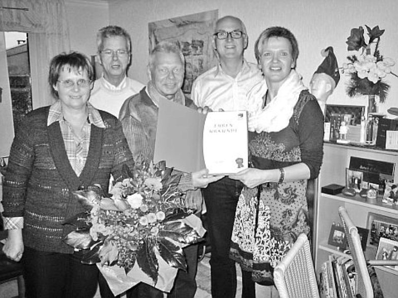 Mit strahlendem Lcheln nimmt die ...