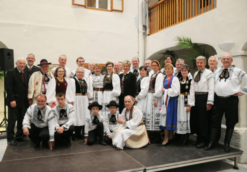 Gruppenfoto der Teilnehmer in Tracht und der ...