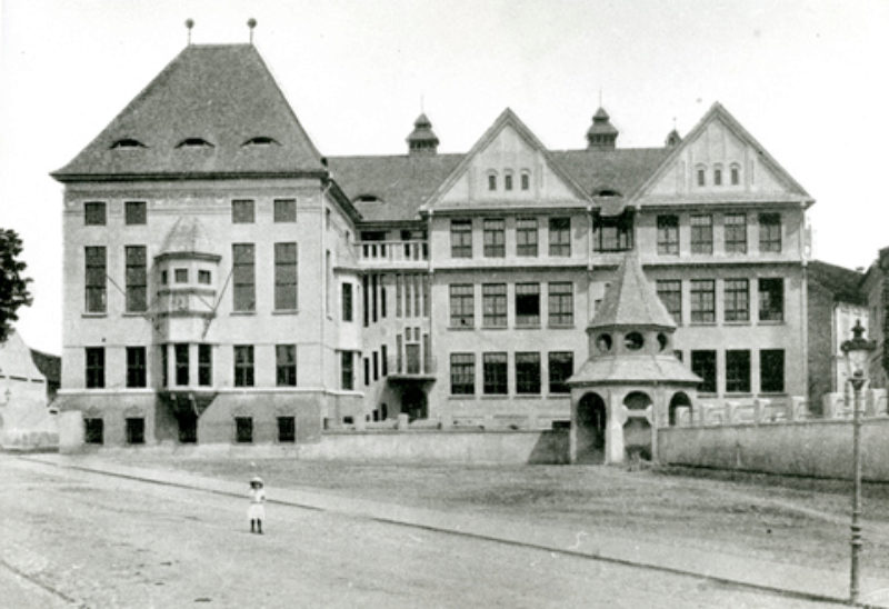 Gassenansicht des „neuen Gymnasiums“ in Mediasch ...