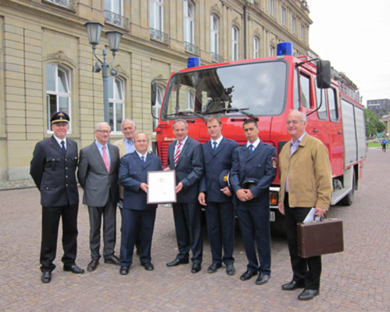 Innenminister Reinhold Gall (4. v. r.) bergibt ...