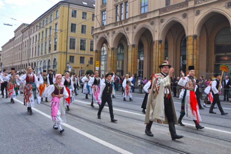 Trachtengruppe Stolzenburg. Foto: Bettina Dannl ...