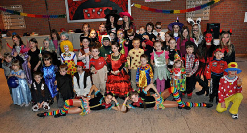 Phantasievoll maskierte Teilnehmer des ...