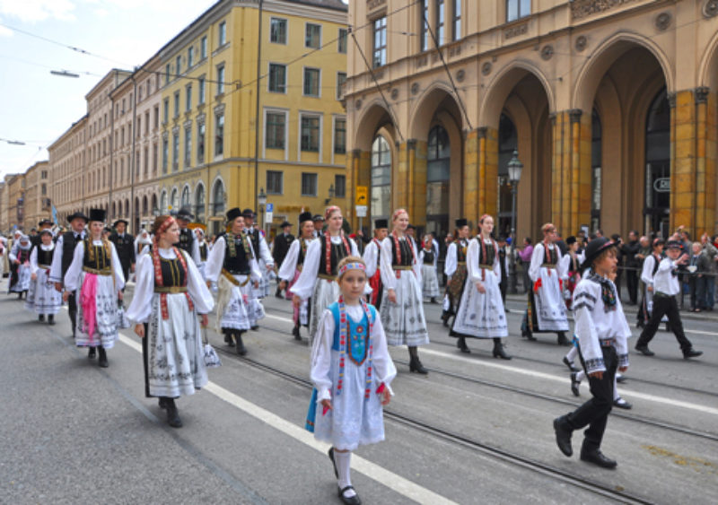 Trachtengruppe der Nachbarschaft der Siebenbrger ...