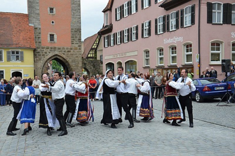 Tanzgruppen in Tracht begeisterten das Publikum ...