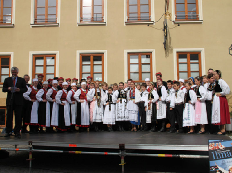 Kulturgruppen auf dem Rathausplatz Gundelfingen. ...