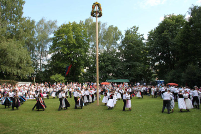 Tanz unter dem Augsburger Kronenbaum. Foto: ...