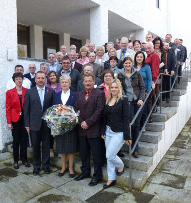 Gruppenbild aller Teilnehmer: Dr. Bernd Fabritius ...