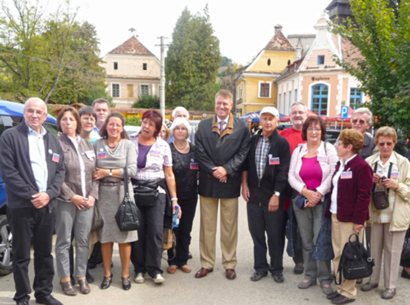 Klaus Johannis (Mitte) mit der Reisegruppe aus ...