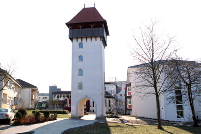 „Turm der Erinnerung“ im Robert-Gassner-Hof des ...