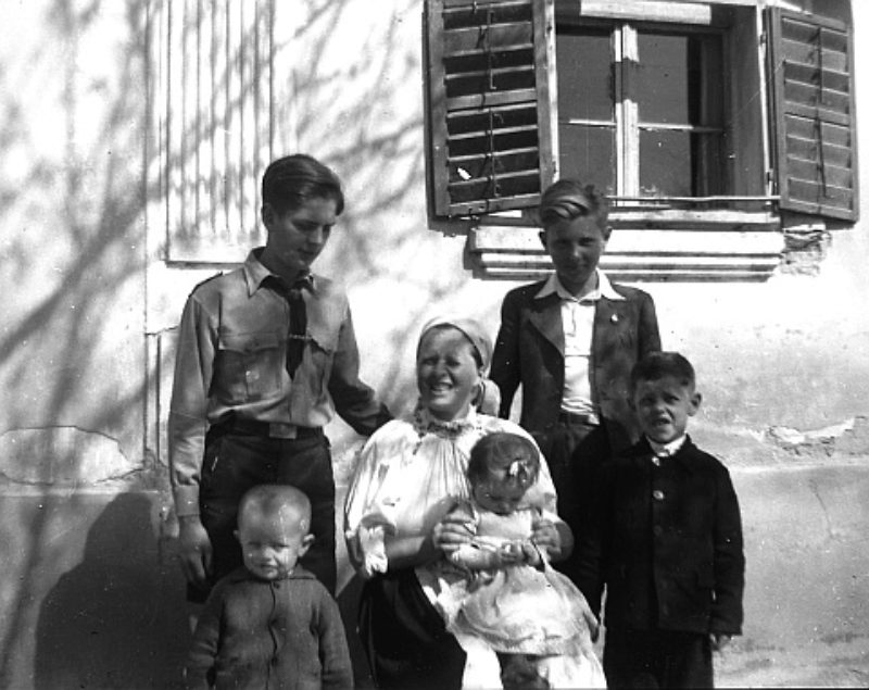 Pflegemutter Maria Thellmann mit ihren Kindern ...
