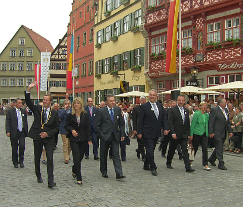 Gastgeber und Ehrengste auf dem Weg zur ...