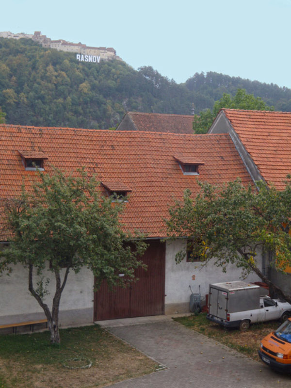 Blick auf die Rosenauer Bauernburg aus dem Hof ...