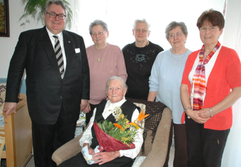 Zum 100. Geburtstag gratulierten Katharina Dengel ...