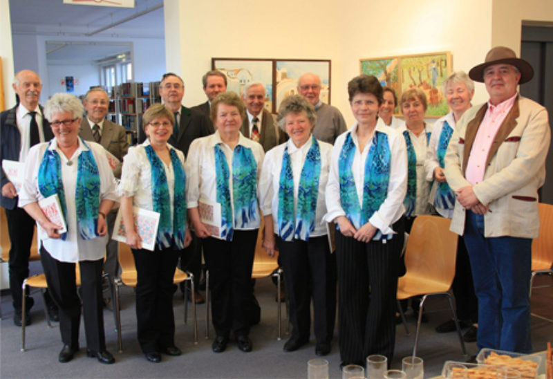 Der Maler Emo Schuschnig erffnet mit dem Chor ...