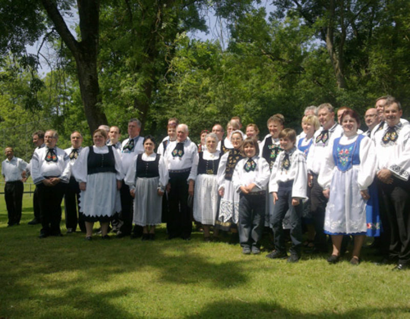 Trachtentrger beim Kronenfest und 30-jhrigen ...