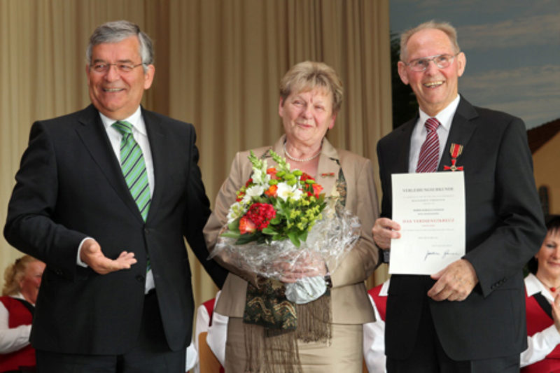 Landrat Hagen Jobi (links) berreicht Harald ...