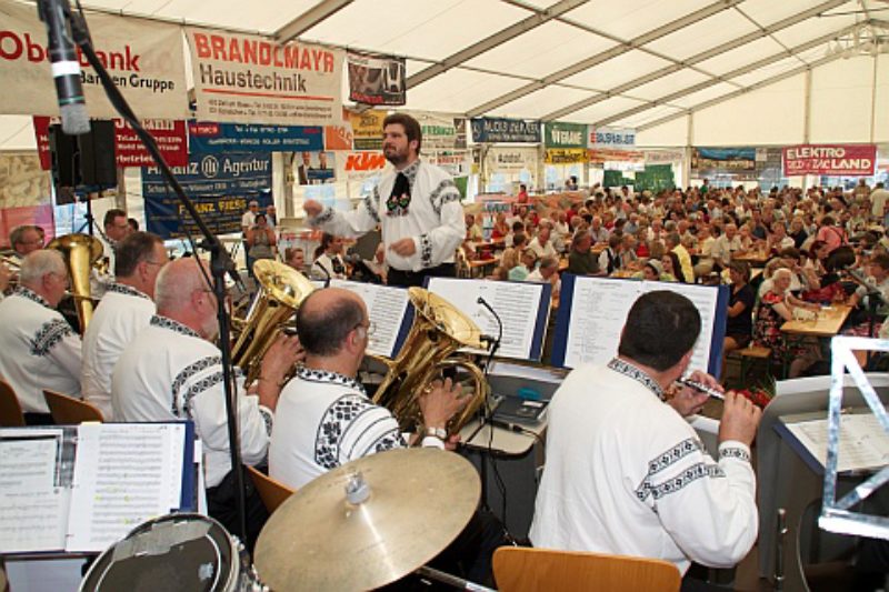 Die Transylvania Hofbru Band beim Frhschoppen ...