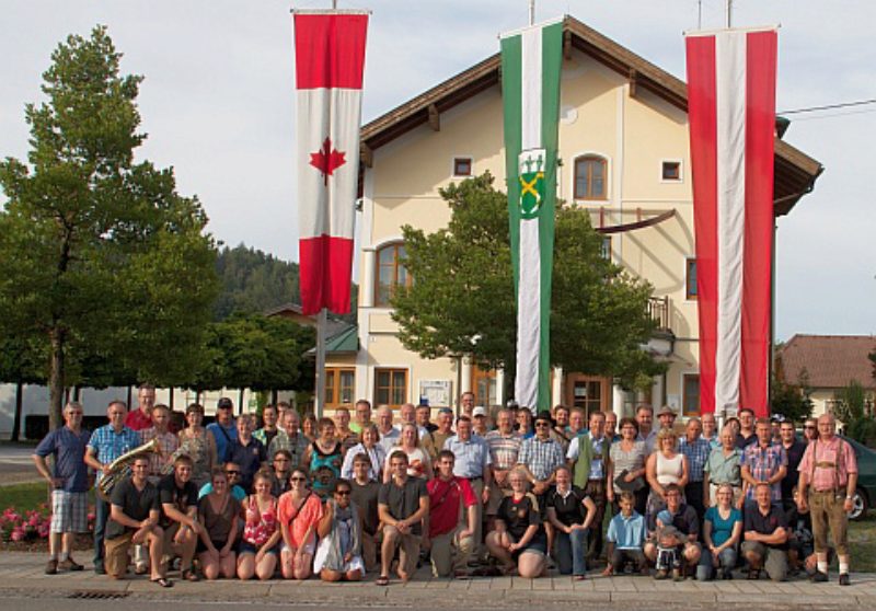 Gste und Gastgeber vor dem Rathaus in ...