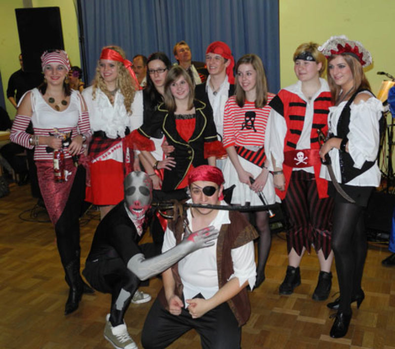 Fasching in Landshut: Die „Crew Black Hangover“ ...