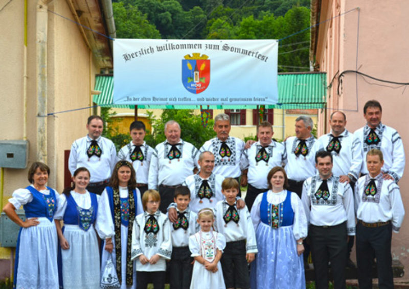 Trachtentrger beim Sommerfest in Mortesdorf. ...