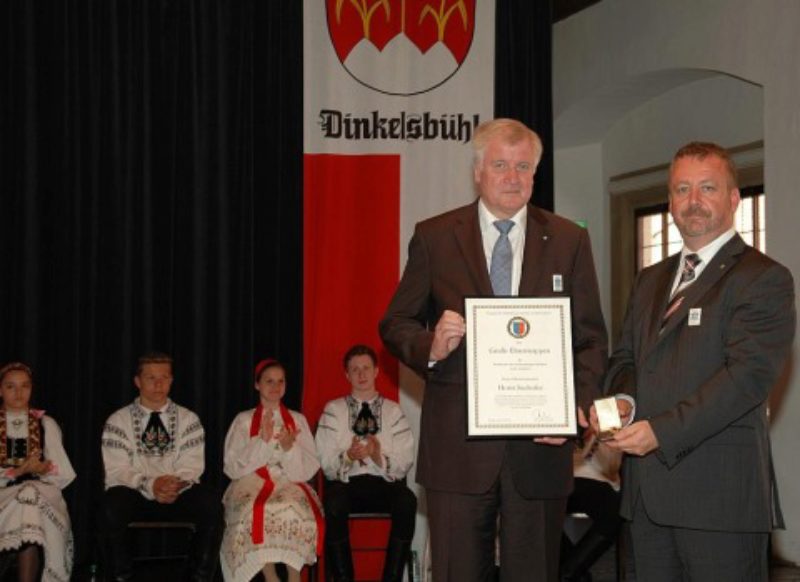 Bayerns Ministerprsident Horst Seehofer (2. von ...