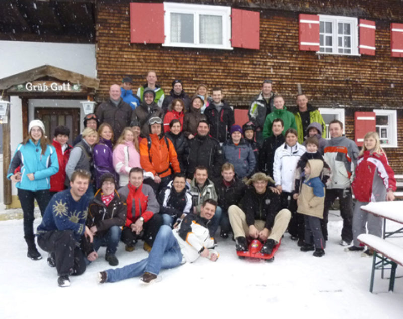Die Teilnehmer der 10. SJD-Skifreizeit vor dem ...