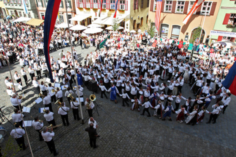 SJD-Tanzgruppen 2009 vor der Schranne. Foto: ...