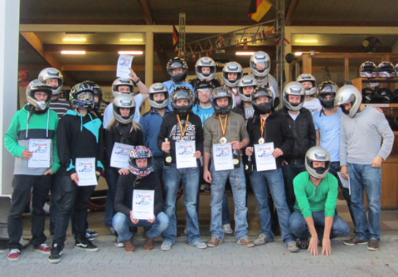 Nach dem Rennen: Die SJD Bayern beim Go-Kart ...