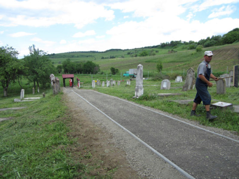 Der Weg auf dem Zenderscher Friedhof wurde ...