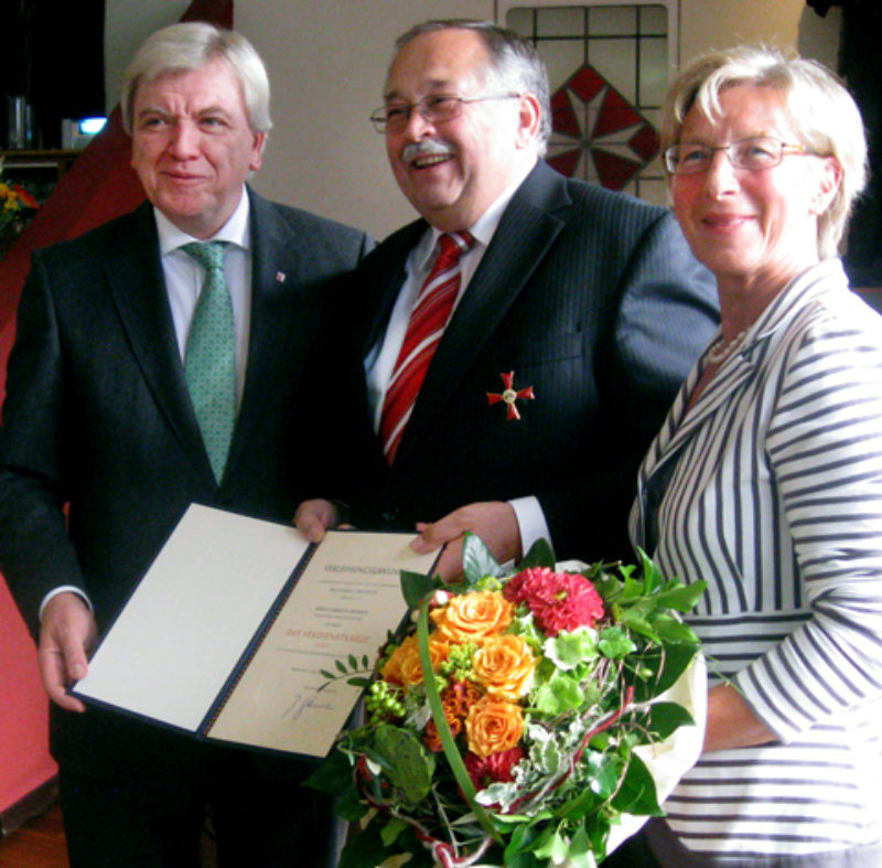 Hessens Ministerprsident Volker Bouffier (links) ...