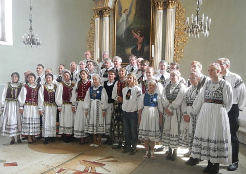 Trachtentrger vor dem Altar der evangelischen ...