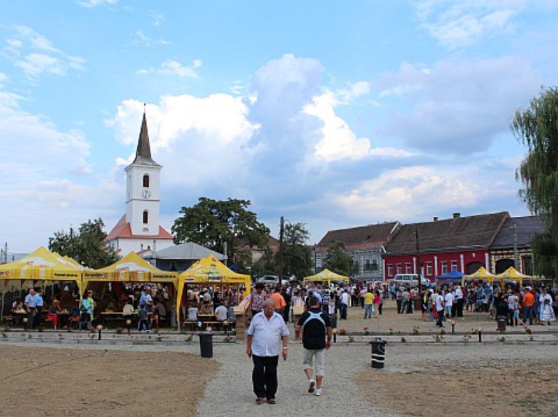 Die renovierte Kirche trohnt ber dem Jaader ...