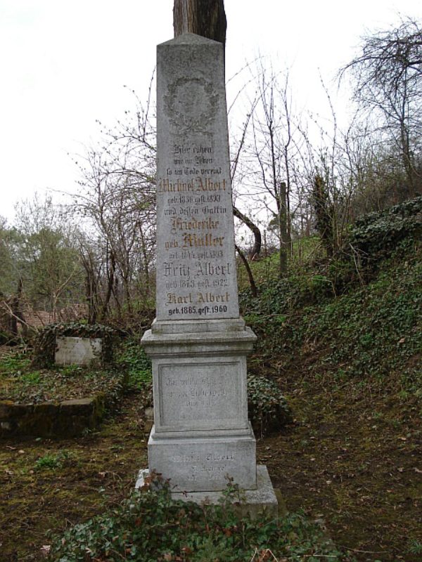 Michael Alberts Grab auf dem Bergfriedhof in ...