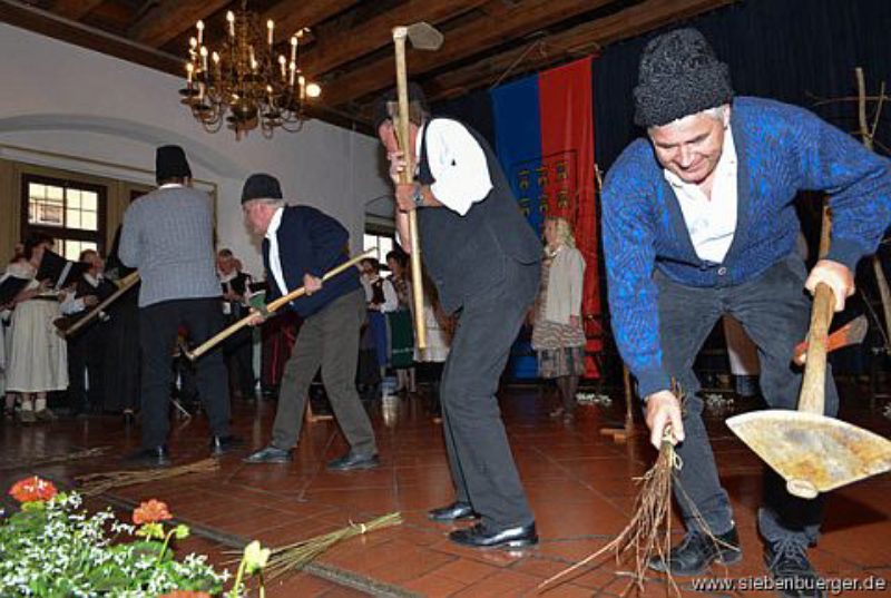 Die Mner bei der Arbeit im Weinberg. Foto: ...