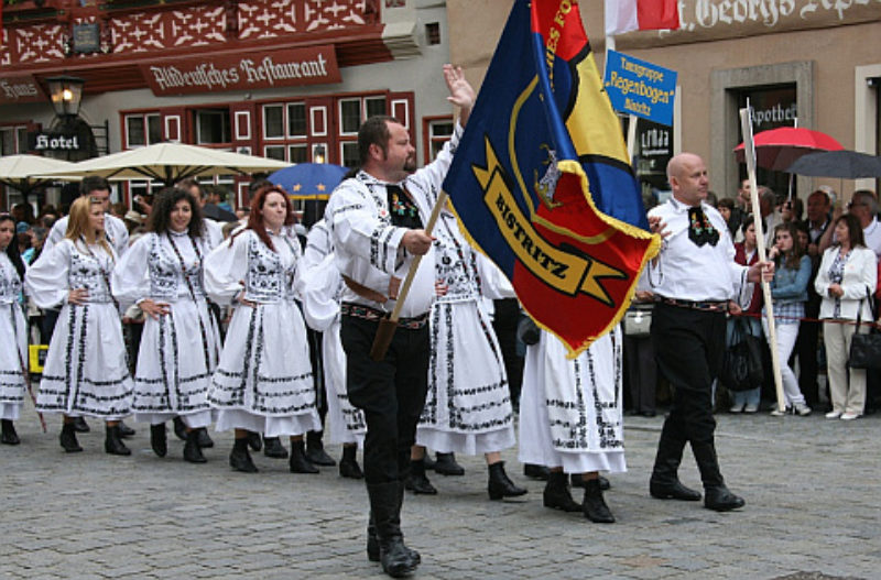 
Die Tanzgruppe „Regenbogen“ des Bistritzer ...